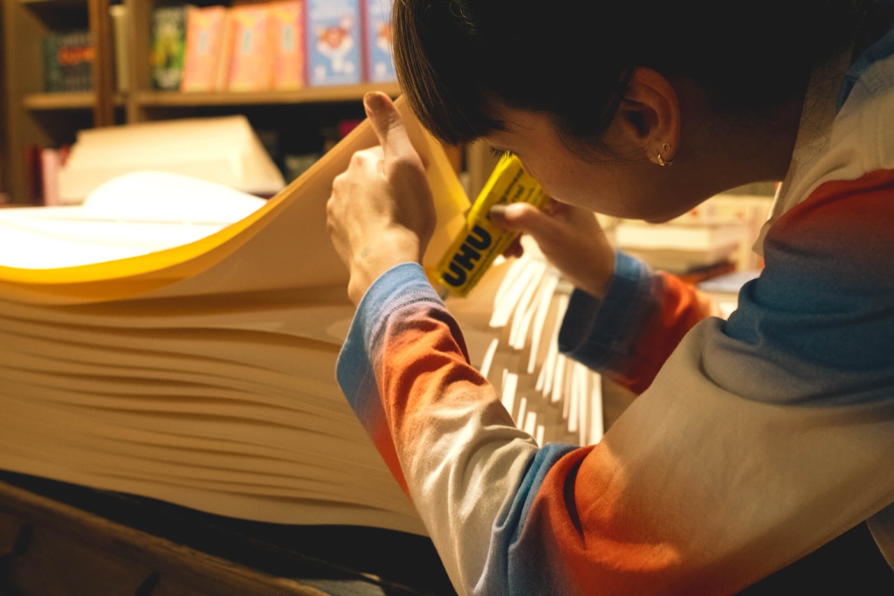 “It’s pure magic”: Lydia Kusami Shirreff on Livraria Lello’s Christmas Window Displays 